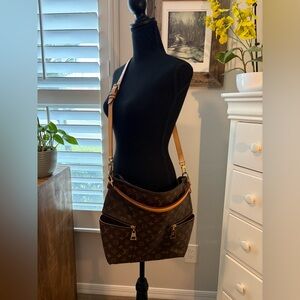 LOUIS VUITTON
Monogram Canvas Melie